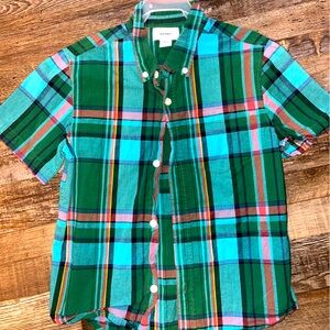 Boys Old Navy plaid short sleeve shirt. Size small 6/7.